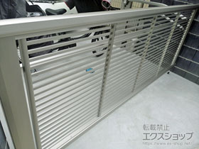 のカーゲート ルシアスアップゲート 1型 横格子 電動 施工例