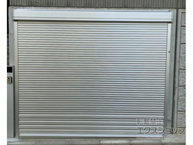 のガレージシャッター ガレージシャッタークワトロ 電動式 外部付タイプ ※外部停電時開閉機構 施工例