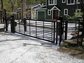 のカーゲート ルシアスアップゲートワイド 3型 横太格子 電動 施工例