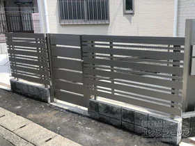YKKAPの門扉 ルシアス門扉BW01型 横スリット 片開き アルミカラー 門柱使用 施工例