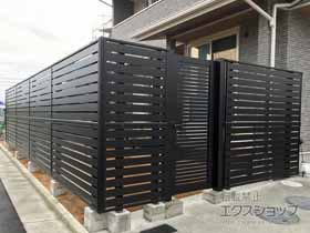 のフェンス・柵 シンプレオフェンスSY1型 横スリット 2段支柱 自立建て用（パネル2段） 施工例