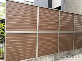 のフェンス・柵 フェンスAB YL2型 横ルーバー2 木調カラー アルミ多段柱使用（パネル2段） 施工例