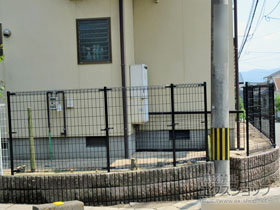 のフェンス・柵 メッシュフェンス M0 間仕切柱 施工例