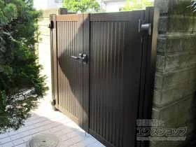YKKAPの門扉 シンプレオ門扉4型 縦太格子 両開き 門柱使用 施工例
