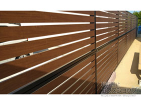 のフェンス・柵 モクアルフェンス 横板タイプ 2段支柱 自立建て用 施工例
