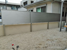 のフェンス・柵 ミエーネフェンス 目隠しルーバータイプ 2段支柱施工 施工例
