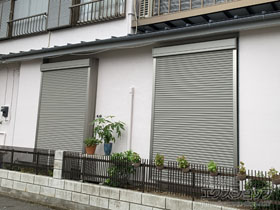 の窓シャッター リフォームシャッター 手動式 標準タイプ *片入隅納まり（外観右側） 施工例