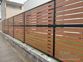 Value Selectのフェンス・柵・塀 モクアルフェンス 横板タイプ 2段支柱 自立建て用（パネル2段） 施工例