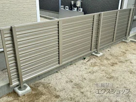 Value Selectのフェンス・柵・塀 ミエーネフェンス 目隠しルーバータイプ 自由柱施工 施工例