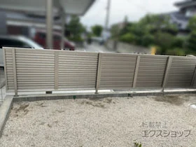 Value Selectのフェンス・柵・塀 ミエーネフェンス 目隠しルーバータイプ 自由柱施工 施工例