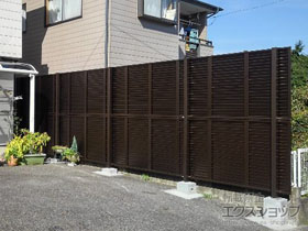 のフェンス・柵 シンプレオフェンス13型 目隠しルーバー 2段支柱 自立建て用 施工例