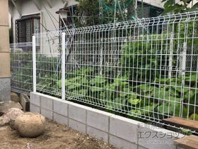 YKKAPのフェンス・柵・塀 イーネットフェンス 2F型　自由柱タイプ 施工例