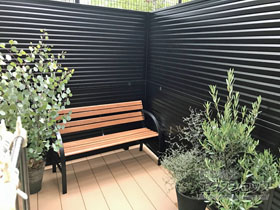 のフェンス・柵 ミエーネフェンス 目隠しルーバータイプ 3段支柱*2段設置 自立建て用 施工例