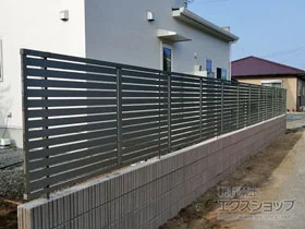 LIXIL(リクシル)のフェンス・柵・塀 フェンスAB YS2型 横スリット2　フリーポールタイプ 施工例