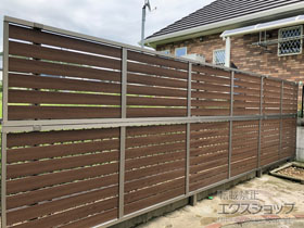 のフェンス・柵 フェンスAB YS3型 横スリット3 木調カラー 多段柱 施工例