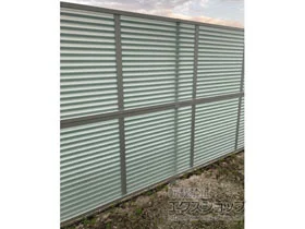LIXIL(リクシル)のフェンス LIFE020027 採光ルーバー 多段柱(パネル2段) 施工例