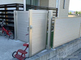 YKKAPの門扉 シンプレオ門扉5型 横目隠し 両開き 門柱使用 施工例