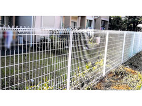 のフェンス・柵 メッシュフェンスG10 自由柱施工 施工例