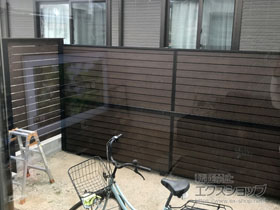 のフェンス・柵 モクアルフェンス 目隠しタイプ 2段支柱 自立建て用 施工例