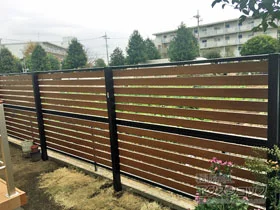 Value Selectのフェンス・柵・塀 モクアルフェンス 横板タイプ 2段支柱 自立建て用 施工例