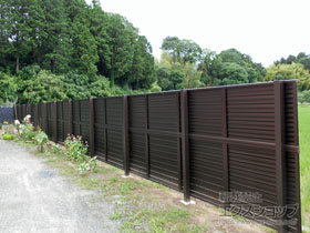 のフェンス・柵 ミエーネフェンス 目隠しルーバータイプ 2段支柱 自立建て用 施工例