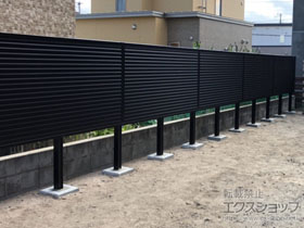のフェンス・柵 シンプレオフェンス13型 目隠しルーバー 上段のみ設置 自立建て用 施工例