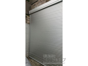 のガレージシャッター ガレージシャッタークワトロ 電動式 外部付タイプ ※外部停電時開閉機構 施工例