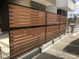 のフェンス・柵 モクアルフェンス 横板タイプ 2段支柱 自立建て用 施工例