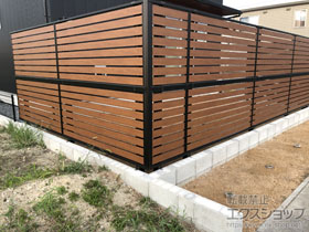 のフェンス・柵 モクアルフェンス 横板タイプ 2段支柱 自立建て用 施工例