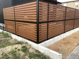Value Selectのフェンス・柵・塀 モクアルフェンス 横板タイプ 2段支柱 自立建て用 施工例