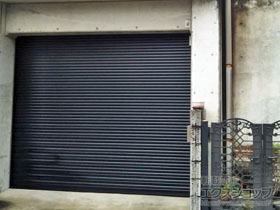 のガレージシャッター ガレージシャッタークワトロ 電動式 内部付タイプ ※外部停電時開閉機構 施工例