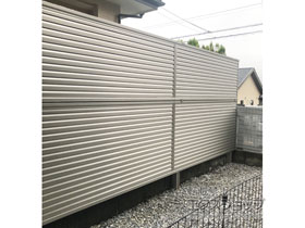 のフェンス・柵 ミエーネフェンス 目隠しルーバータイプ 2段支柱 自立建て用 施工例