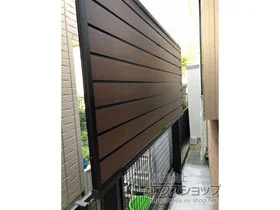 YKKAPの ルシアスフェンスF02型 横目隠し 木調カラー 2段支柱施工 施工例