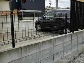 YKKAPのフェンス・柵・塀 イーネットフェンス 3F型 自由柱施工 施工例