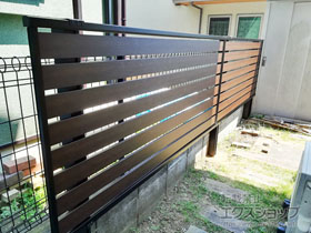 のフェンス・柵 モクアルフェンス 横板タイプ 2段支柱 自立建て用(パネル1段) 施工例