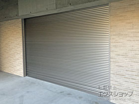 のガレージシャッター ガレージシャッタークワトロ 電動式 内部付タイプ ※外部停電時開閉機構 施工例