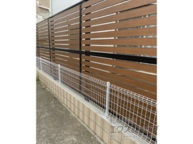 のフェンス・柵 モクアルフェンス 横板タイプ 2段支柱 自立建て用 施工例