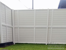 のフェンス・柵 ミエーネフェンス 目隠しルーバータイプ 2段支柱 自立建て用 施工例