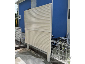 のフェンス・柵 ミエーネフェンス 目隠しルーバータイプ 2段支柱 自立建て用 施工例