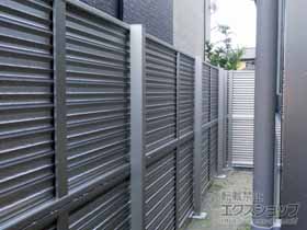 のフェンス・柵 ミエーネフェンス 目隠しルーバータイプ 2段支柱 自立建て用 施工例