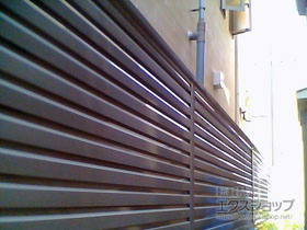 のフェンス・柵 ミエーネフェンス 目隠しルーバータイプ 2段支柱 自立建て用 施工例