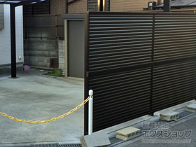 のフェンス・柵 ミエーネフェンス 目隠しルーバータイプ 2段支柱 自立建て用 施工例