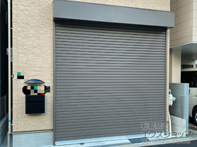 のガレージシャッター プラテアII スチールタイプ 内蔵 電動式 外部付 単窓仕様 施工例