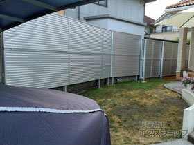 のフェンス・柵 ミエーネフェンス 目隠しルーバータイプ 2段支柱 自立建て用 施工例