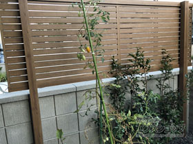 のフェンス・柵 フェンスAA YL2型 横ルーバー ブラインド 木調カラー 施工例