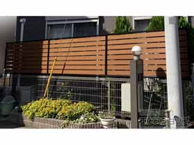 のフェンス・柵 モクアルフェンス 横板タイプ 上段のみ設置 自立建て用・多段柱施工 施工例