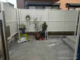 のフェンス・柵 ミエーネフェンス 目隠しルーバータイプ 2段支柱 自立建て用（パネル2段） 施工例