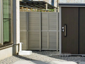 のフェンス・柵 ミエーネフェンス 目隠しルーバータイプ 2段支柱 自立建て用 施工例