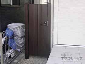 の門扉 【特注】ルシアス門扉BM01型 リブモール(鋲なし) 片開き 木調カラー 門柱使用 施工例