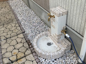 の立水栓・ガーデンシンク 立水栓ユニット レトロブリックタイプ 施工例